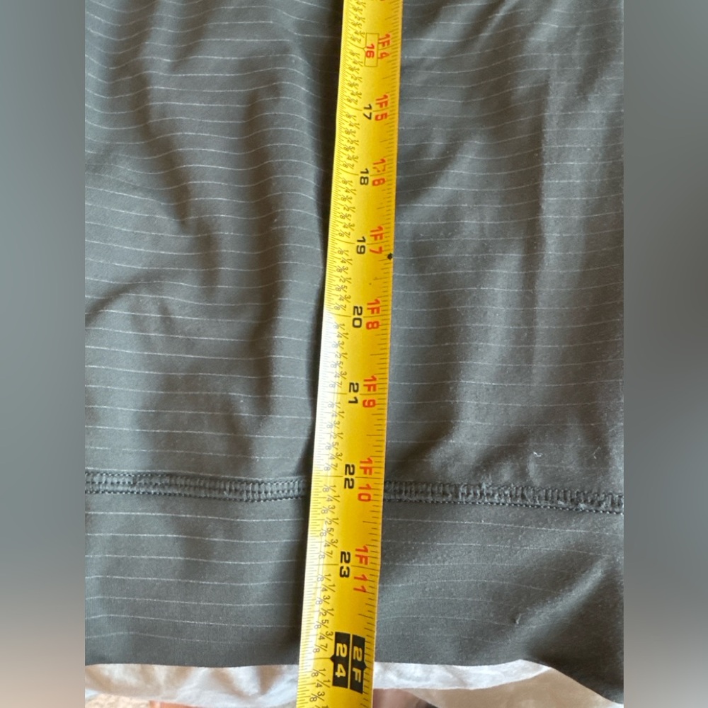 LULULEMON LONG SLEEVE CAMO TOP — SIZE 6 (based on measurements) - Picture 11 of 11